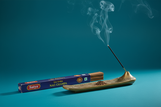 imagen con inciensos y quemador de incienso, marca satya fondo color turquesa